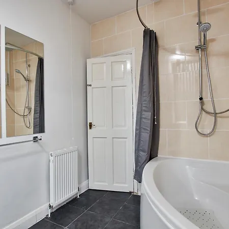 Perfect Contractor House In With 6 Beds By Purestay - 7 Nights Min! بيت للعطل ليدز