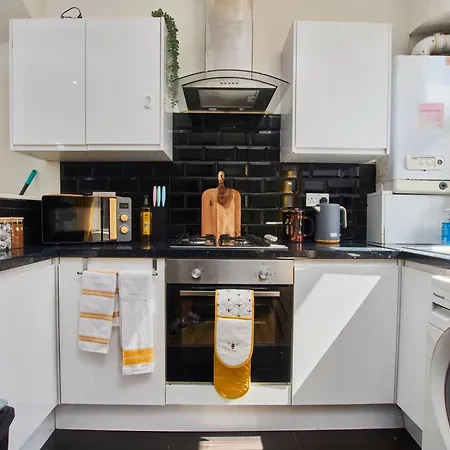Perfect Contractor House In With 6 Beds By Purestay - 7 Nights Min! بيت للعطل