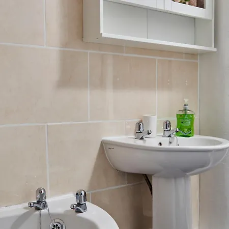 Perfect Contractor House In With 6 Beds By Purestay - 7 Nights Min! بيت للعطل