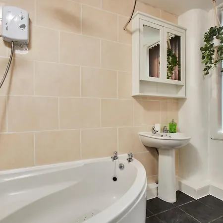 Perfect Contractor House In With 6 Beds By Purestay - 7 Nights Min! بيت للعطل *