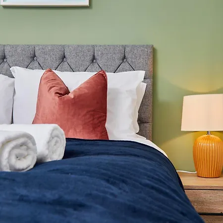 Perfect Contractor House In With 6 Beds By Purestay - 7 Nights Min! بيت للعطل *