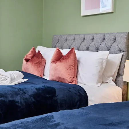 Perfect Contractor House In With 6 Beds By Purestay - 7 Nights Min! بيت للعطل *