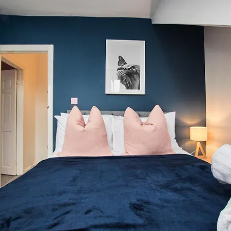 Perfect Contractor House In With 6 Beds By Purestay - 7 Nights Min! بيت للعطل
