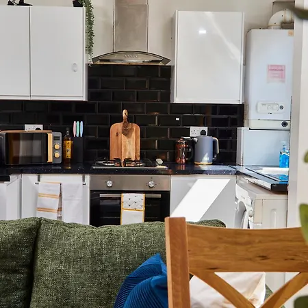 Perfect Contractor House In With 6 Beds By Purestay - 7 Nights Min! بيت للعطل *
