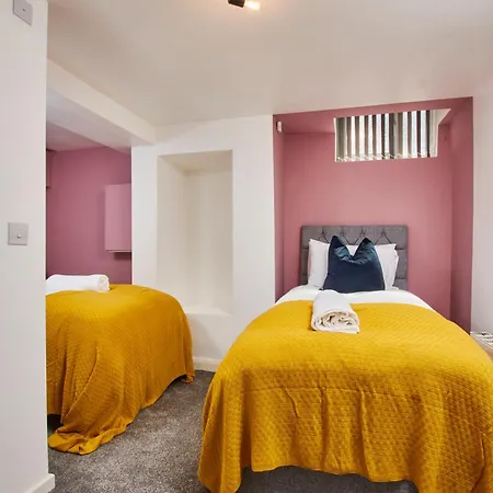 Perfect Contractor House In With 6 Beds By Purestay - 7 Nights Min! بيت للعطل *